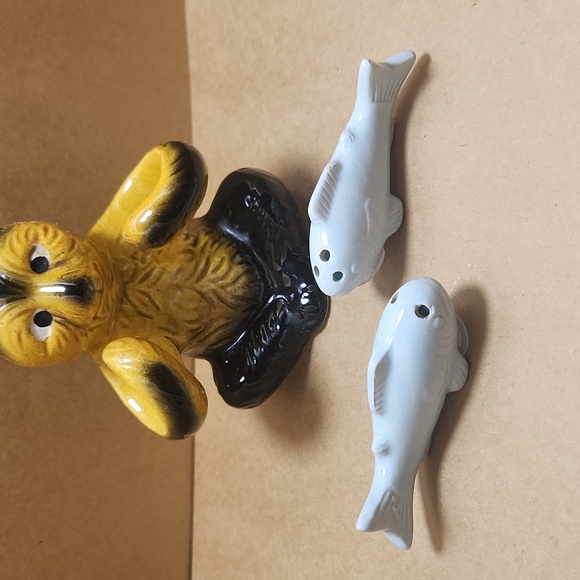 Vintage Bear Figurine with Fish Salt And Pepper - Picture 6 of 10